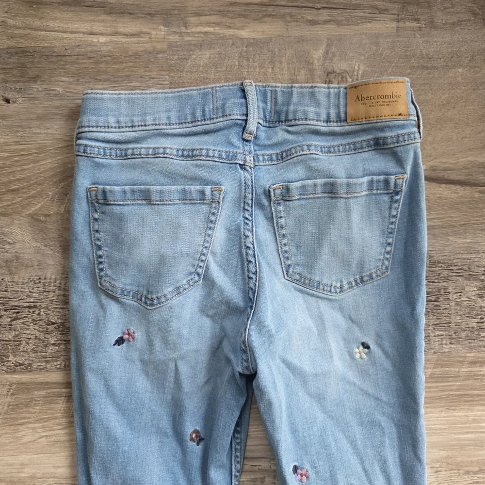 abercrombie kids High Rise Flare Jeans with Embroidered Flowers Size 11/12 R